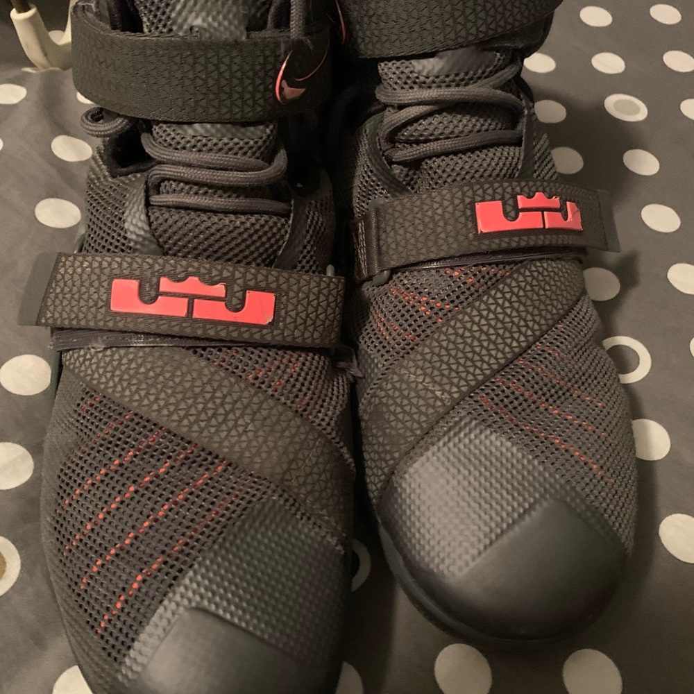 Size 11 Nike zoom basketball shoes